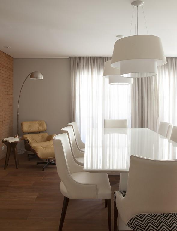 Pendentes modernos na cor branca no projeto do arquiteto Bruno Moraes