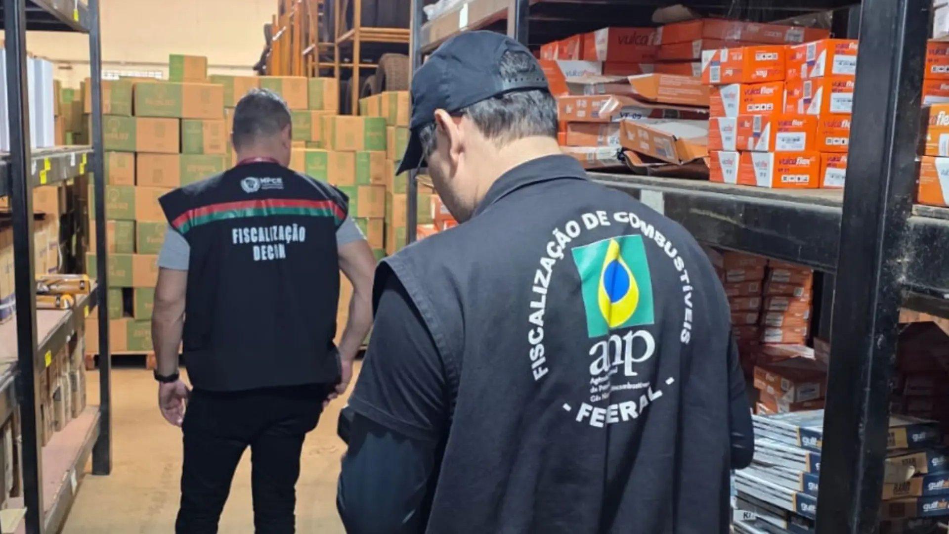 Agentes durante operação que apreendeu lubrificantes em Aquiraz