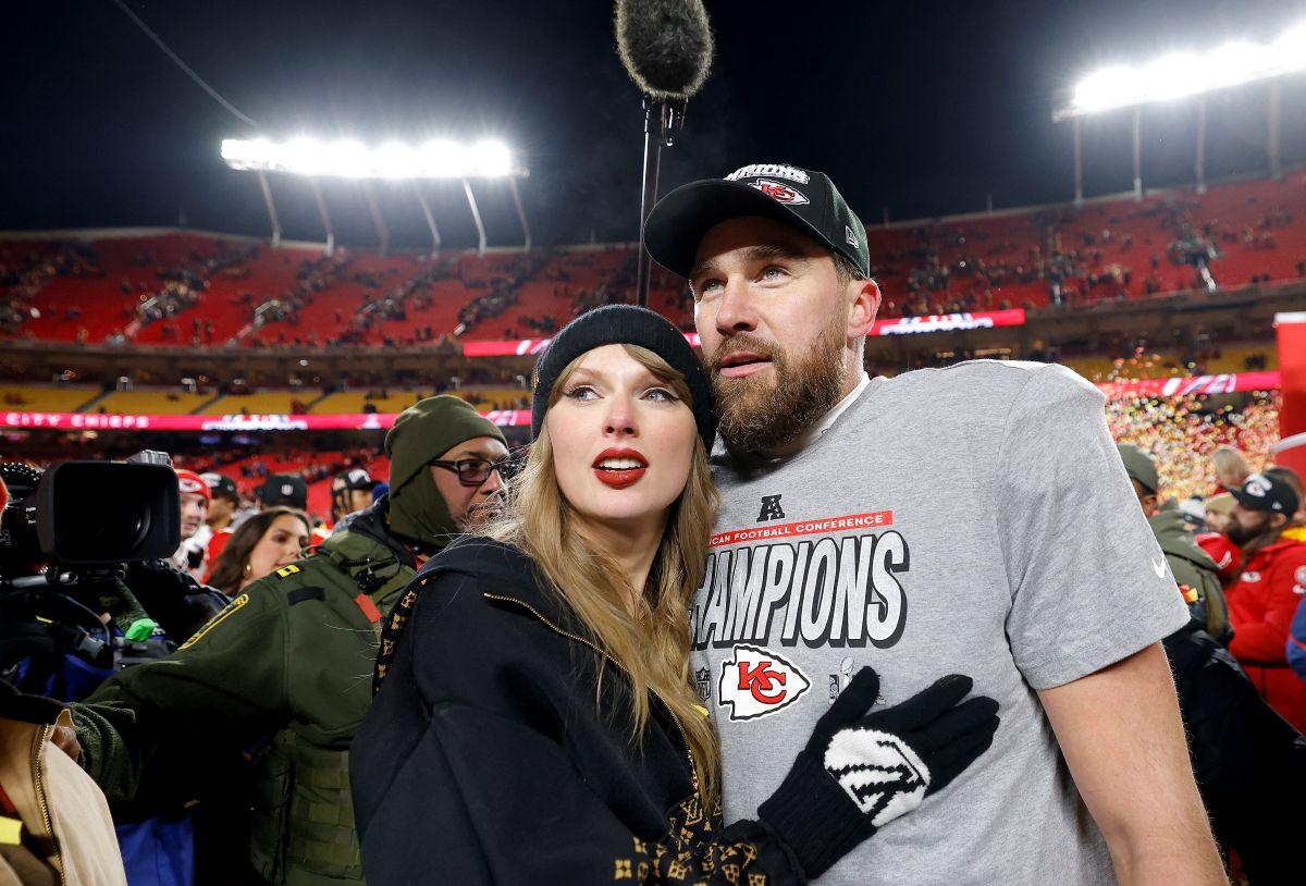 Foto de Taylor Swift e Travis Kelce em jogo