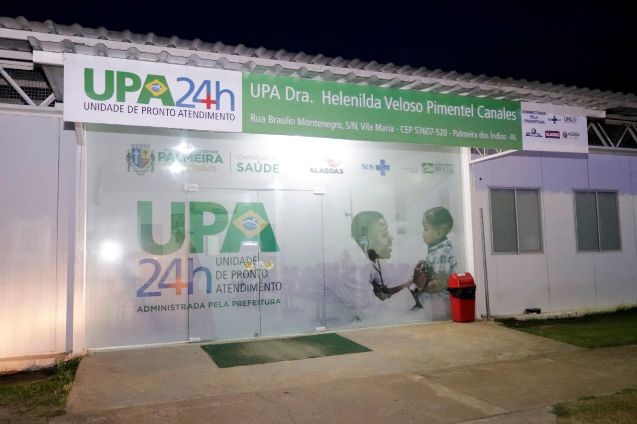 Entrada da Unidade de Pronto Atendimento UPA Dra Helenilda Veloso Pimentel Canales em Palmeiras dos Índios, Alagoas, destacando o atendimento 24h.