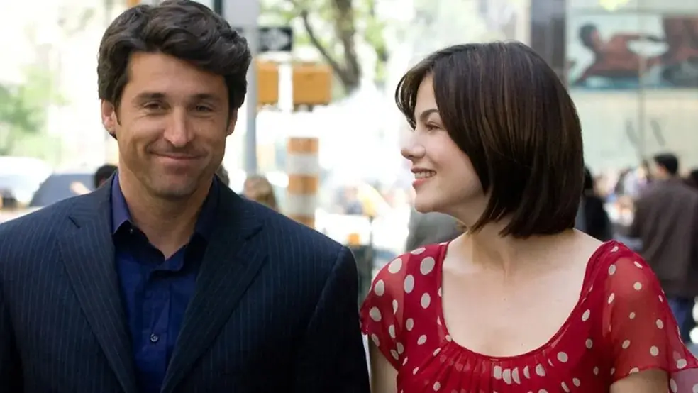 Cena de um homem e uma mulher sorrindo em ambiente urbano, esplêndido momento de interação social