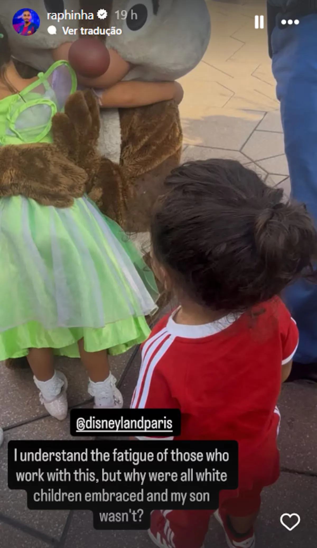 Filho de Raphinha tenta interagir com personagem da Disney.