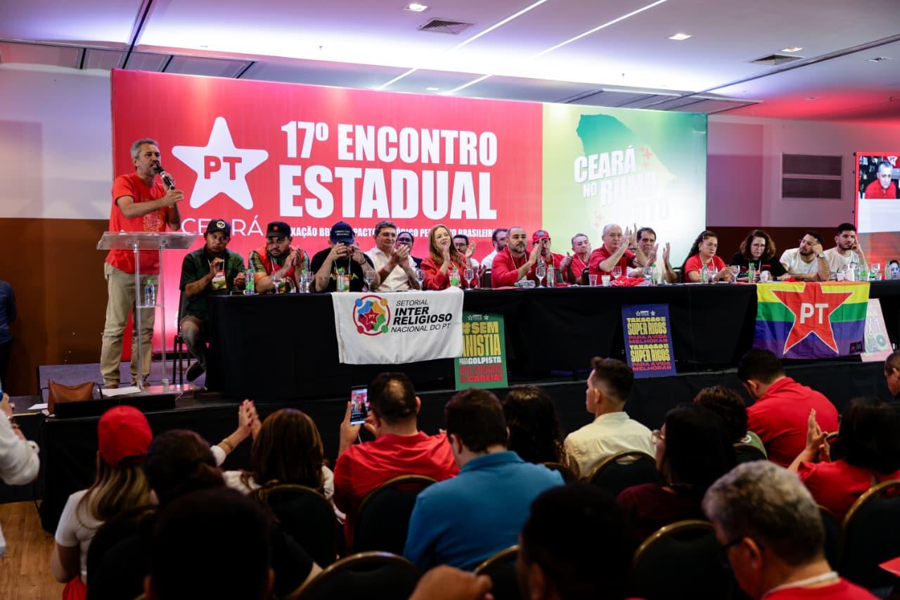 Foto que contém o governador Elmano de Freitas em discurso no encontro estadual do PT Ceará