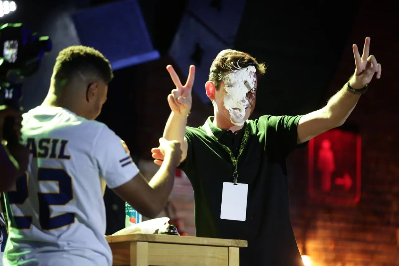 Deputado Carmelo Neto com o rosto sujo de chantilly após errar pergunta de conhecimento político/histórico do Brasil