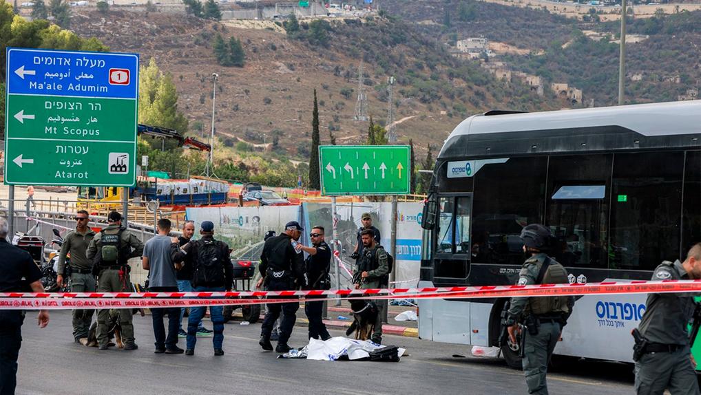 Equipes de segurança no local do ataque a tiros em Jerusalém