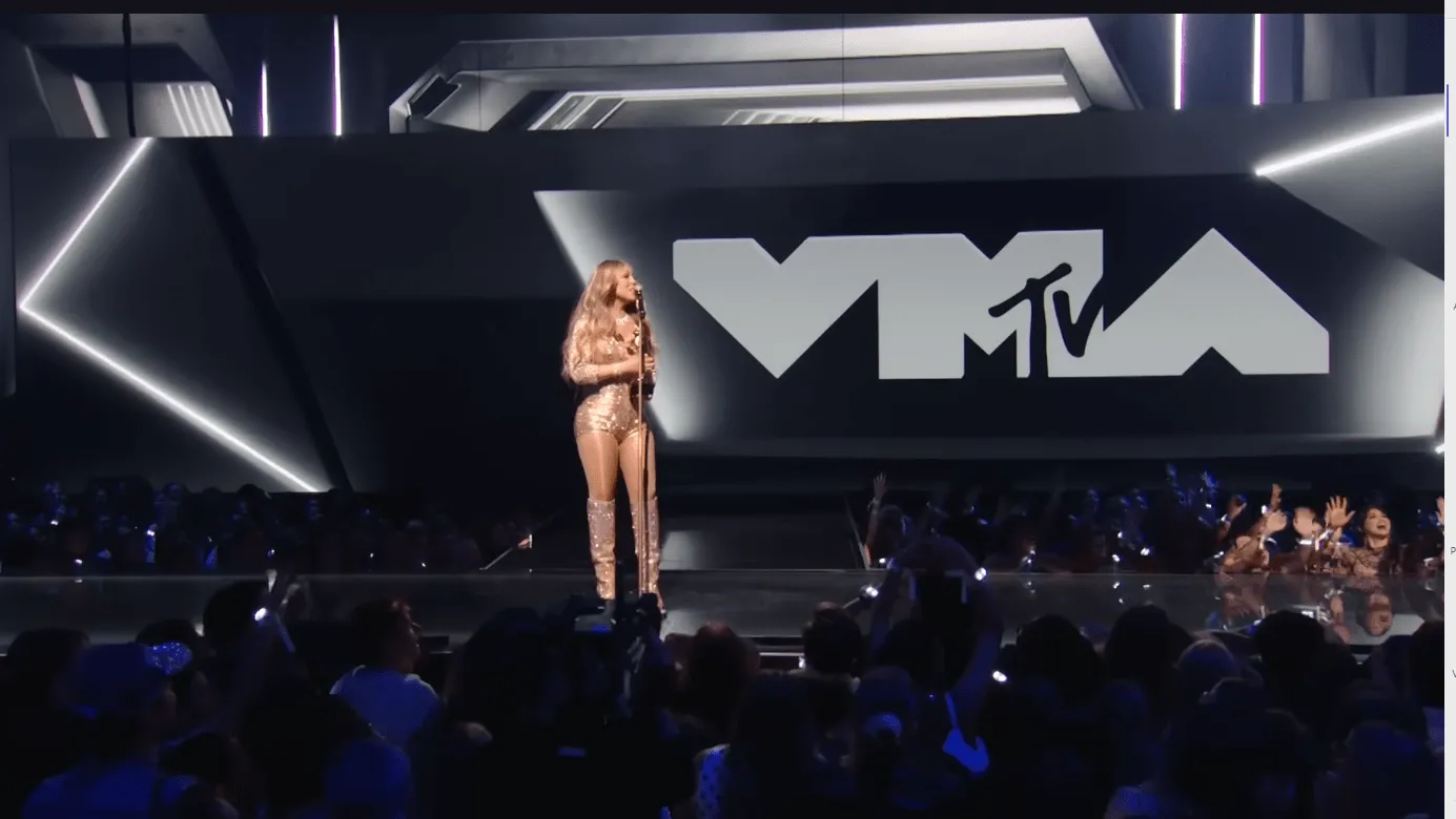 Mariah Carey recebeu prêmio das mãos de Ariana Grande