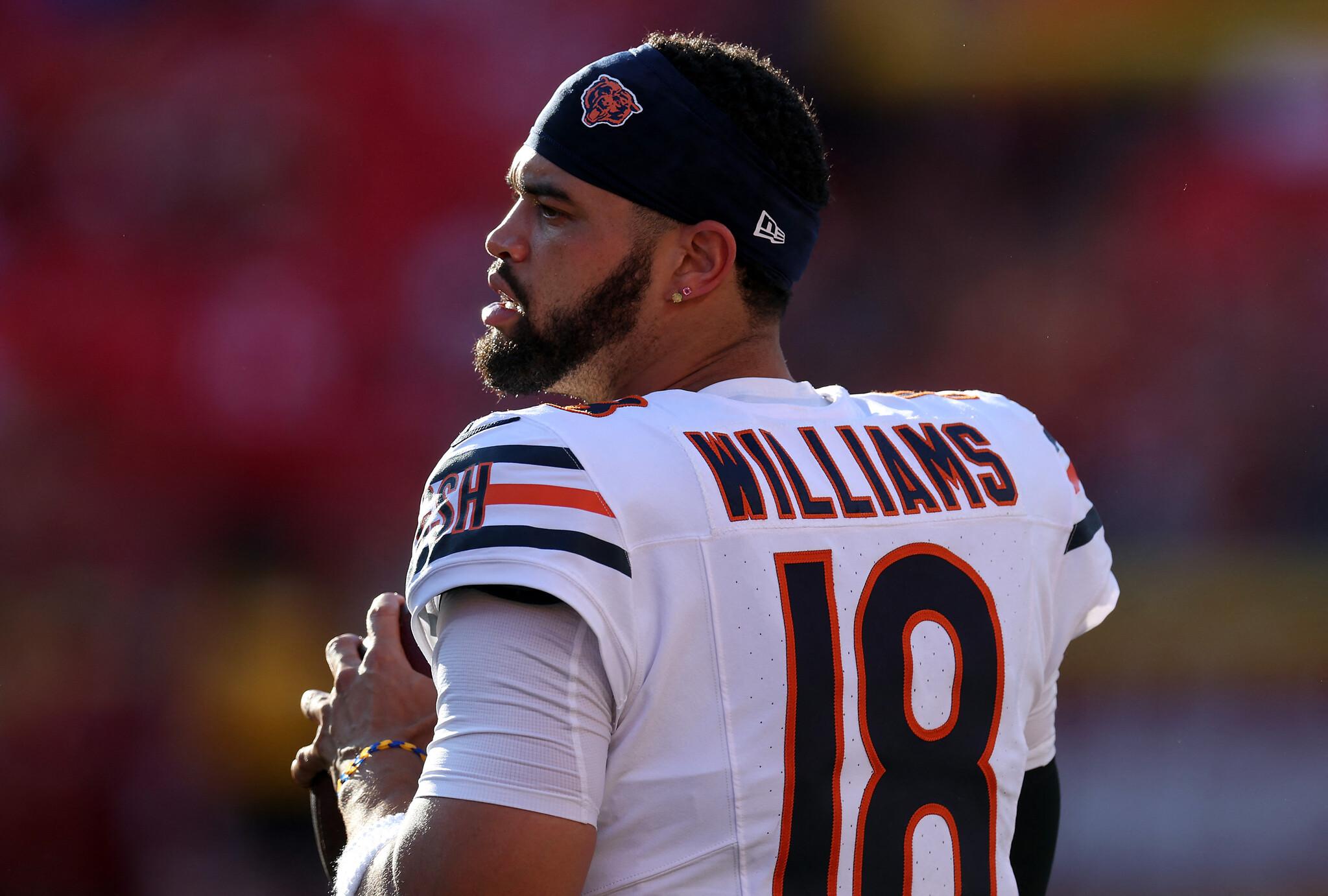 Foto de Caleb Williams, jogador do Chicago Bears, durante jogo contra o Kansas City Chiefs, na NFL