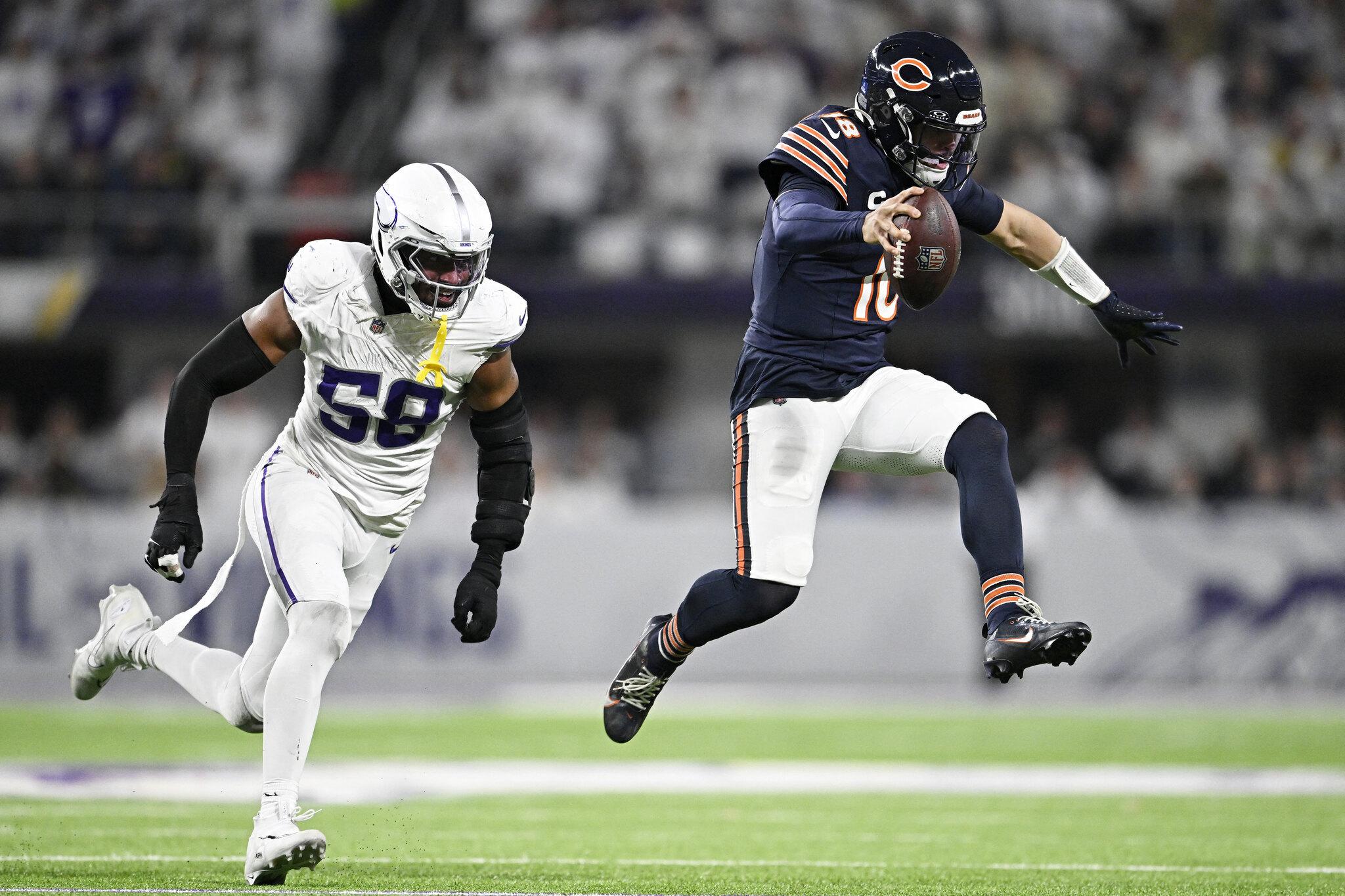 Foto de Caleb Williams e Jonathan Greenard durante Minnesota Vikings x Chicago Bears na NFL