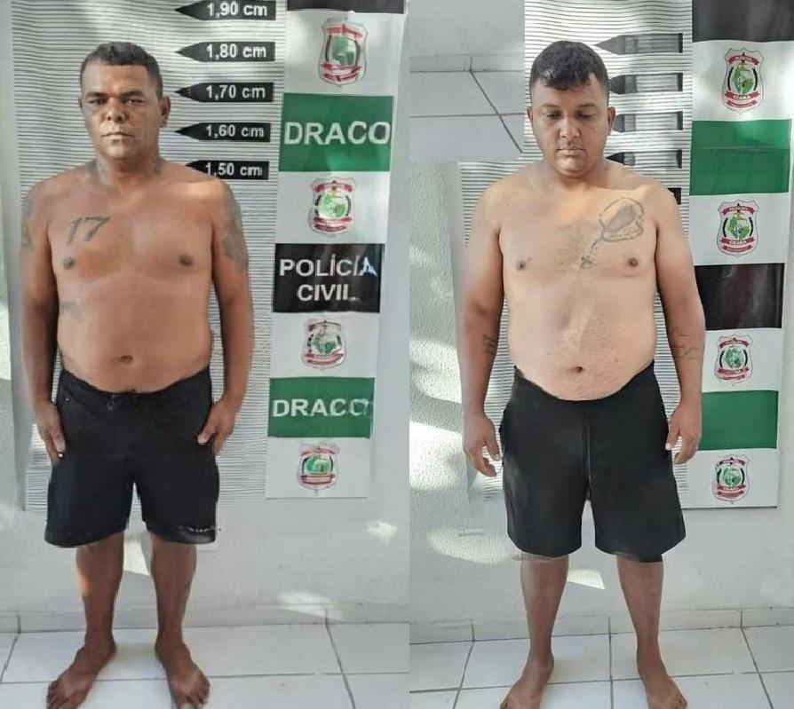 Foto mostra dois suspeitos presos pela Delegacia de Repressão às Ações Criminosas Organizadas, da Polícia Civil do Ceará. São dois homens sem blusa, com tatuagens, e shorts pretos
