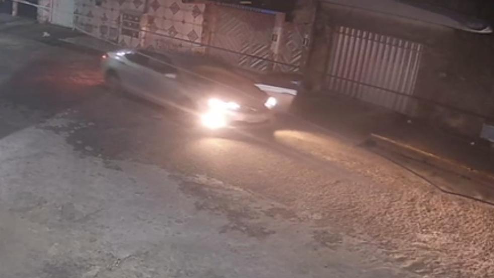 Foto mostra um carro parado, em que estava o policial militar Flávio Nascimento Rodrigues, morto em uma tentativa de assalto em Fortaleza