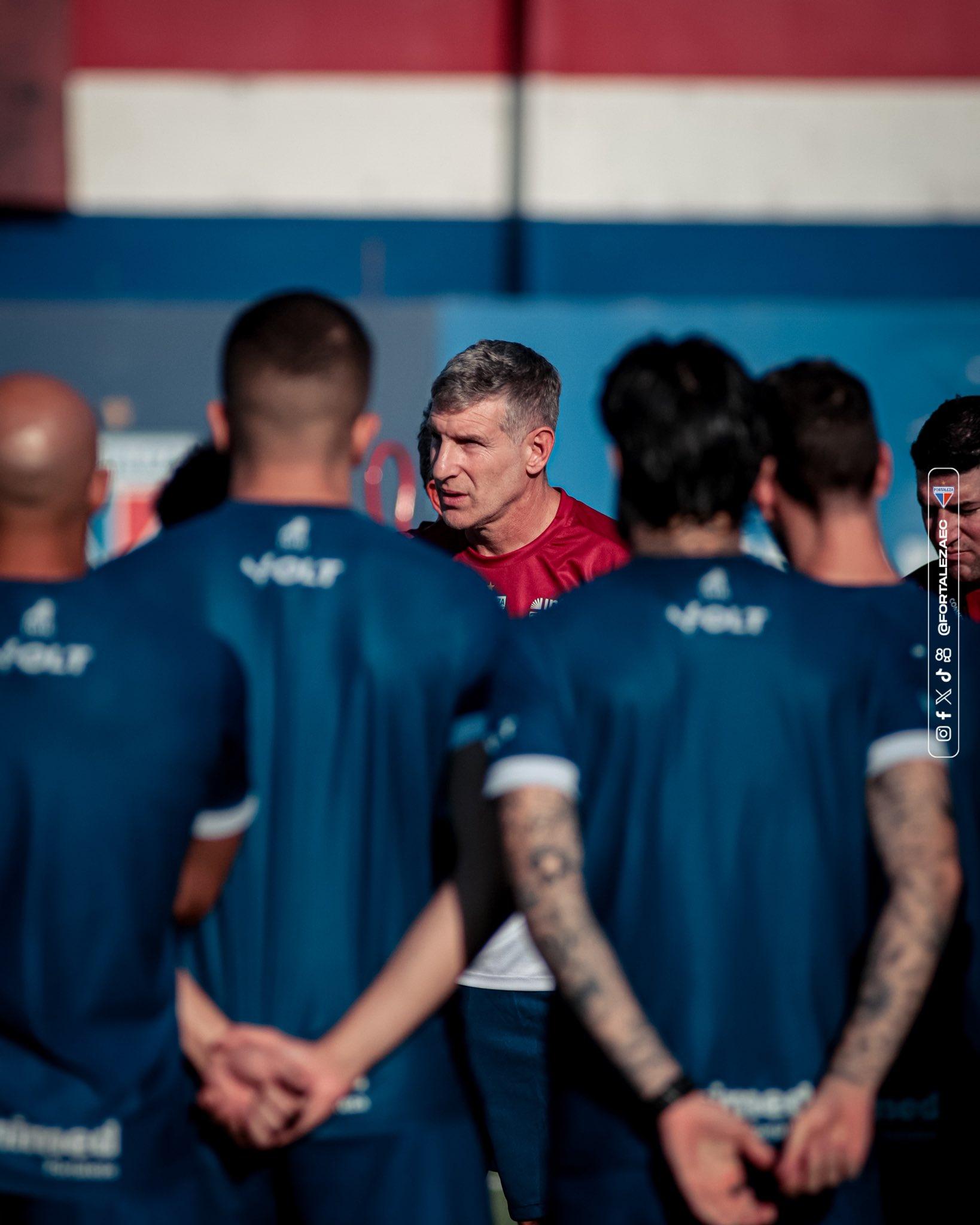 Técnico do Palermo conversa com o elenco do Fortaleza