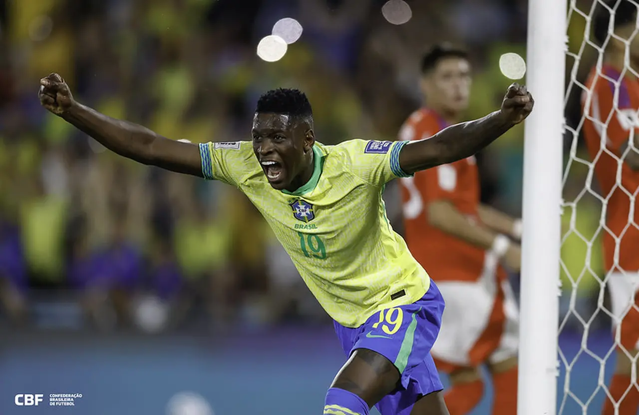Foto de Luiz Henrique comemorando gol pela Seleção Brasileira