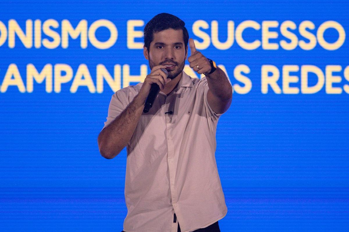 Foto mostra André Fernandes durante evento do PL em Fortaleza