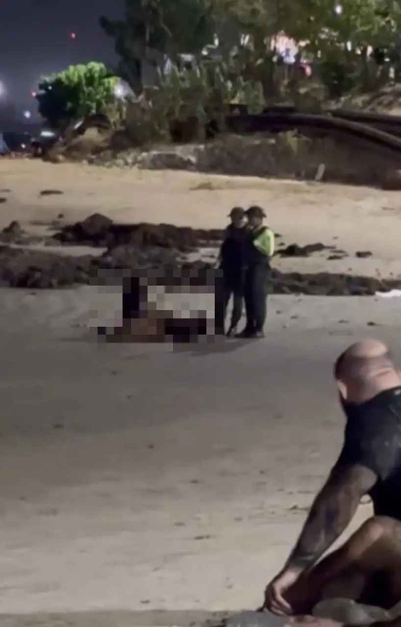 Na foto, dois policiais militares aparecem ao lado de um casal flagrado fazendo sexo na praia em Fortaleza