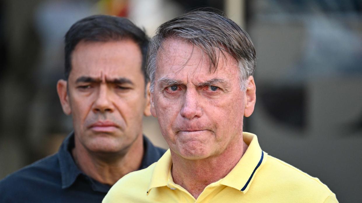 Jair Bolsonaro com blusa amarela para matéria onde sua defesa pede autorização a Moraes para que ele faça um procedimento cirúrgico após julgamento no STF