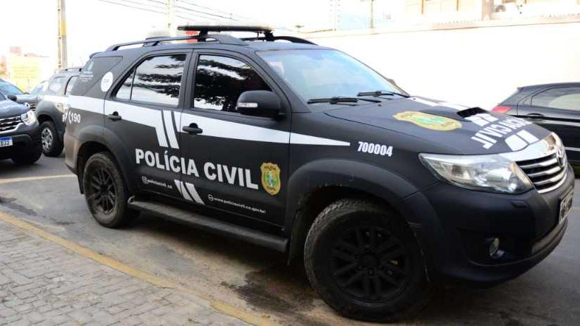 Imagem de viaturas da Polícia Civil do Ceará para matéria sobre pai e tio suspeito de estupro contra crianças no Crato