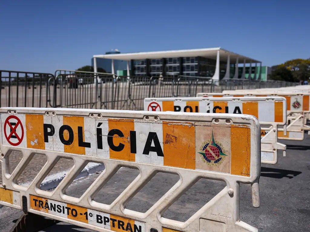 Imagem mostram barreiras de contenção policial bloqueando a entrada da Praça dos Três Poderes, com a sede do STF ao fundo, ilustrando esquema de segurança reforçado durante julgamento de Bolsonaro, em Brasília