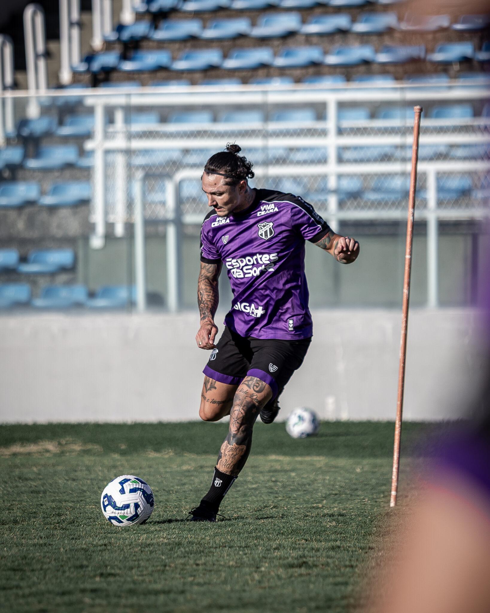 Foto de Vina durante treino do Ceará