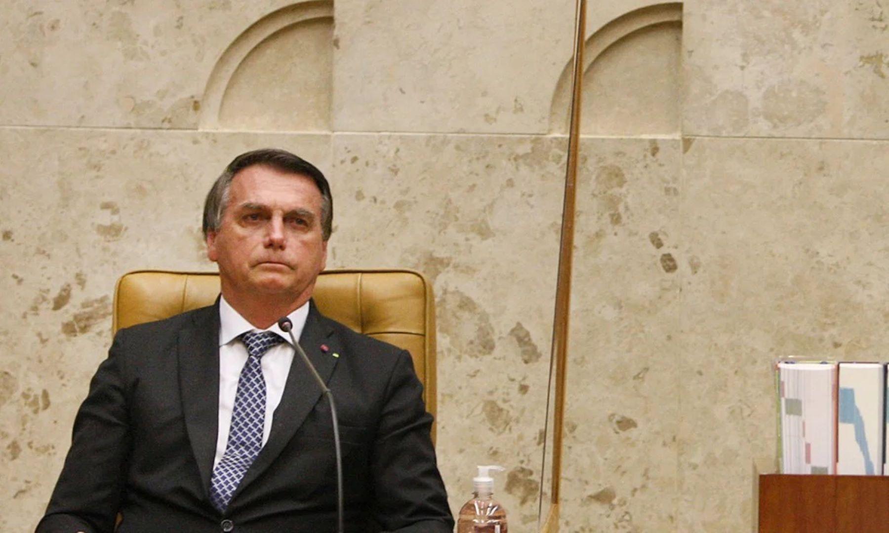 Imagem mostra Jair Bolsonaro sentado em cadeira do plenário do STF, em Brasília, ilustrando se Bolsonaro será preso após fim do julgamento caso seja condenado