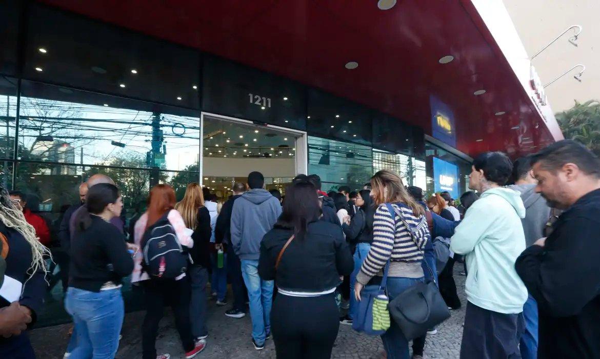 Imagem mostra grupo de candidatos do CNU entrando em local de prova, ilustrando prazo para candidatos na lista de espera manifestar interesse em seguir concorrendo às vagas