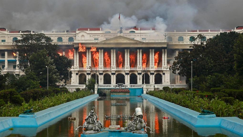 Incêndio no prédio administrativo do governo do Nepal, em Katmandu, durante protestos que matou Rajyalaxmi Chitrakar, esposa do ex-primeiro-ministro, queimada viva