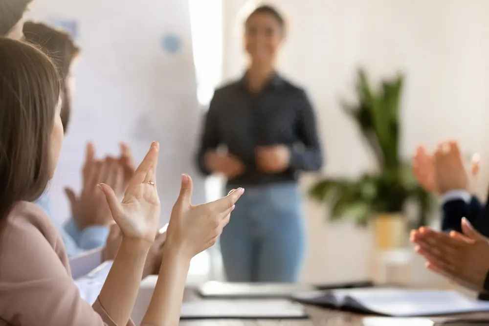 imagem de pessoas aplaudindo um colaborador que recebeu promoção