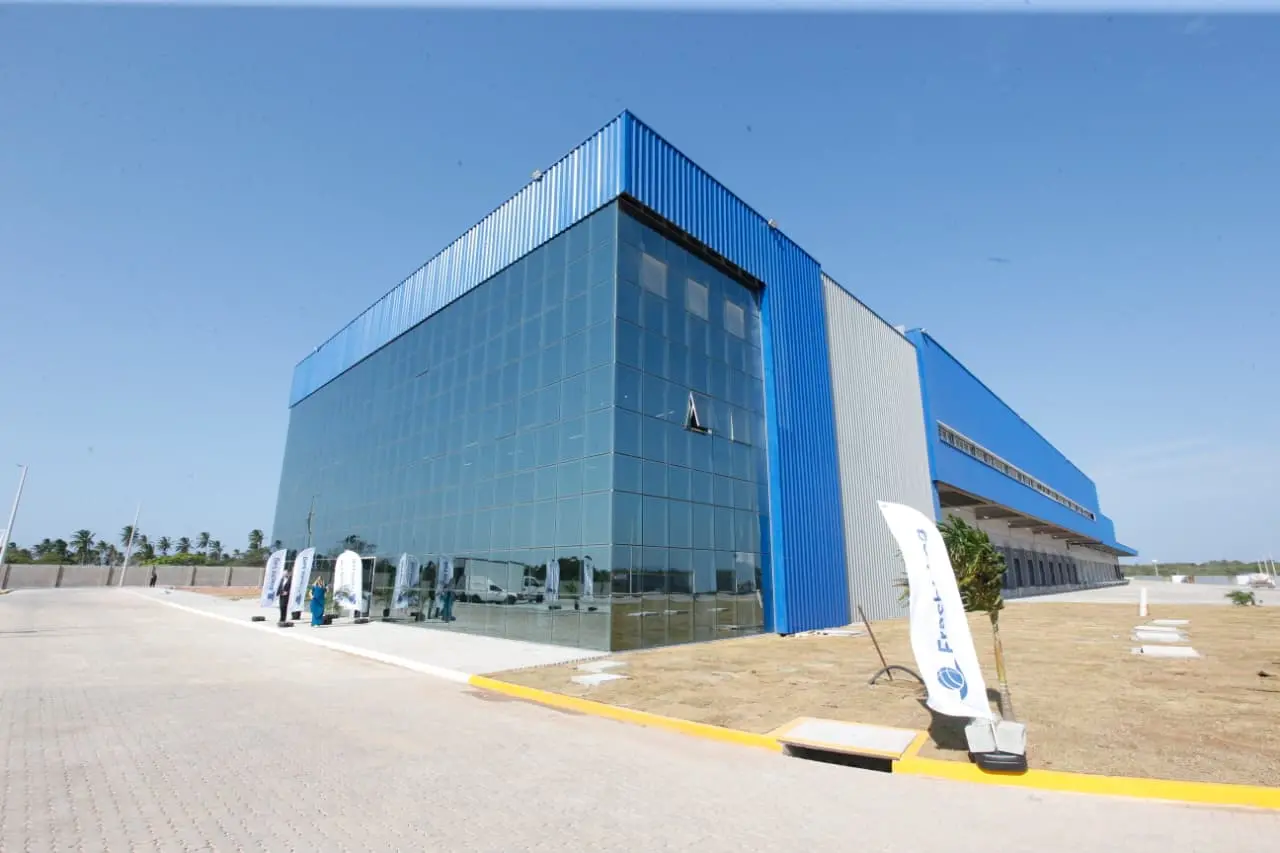 Foto que contém sede do terminal de cargas frias da Fratch Log no Pecém