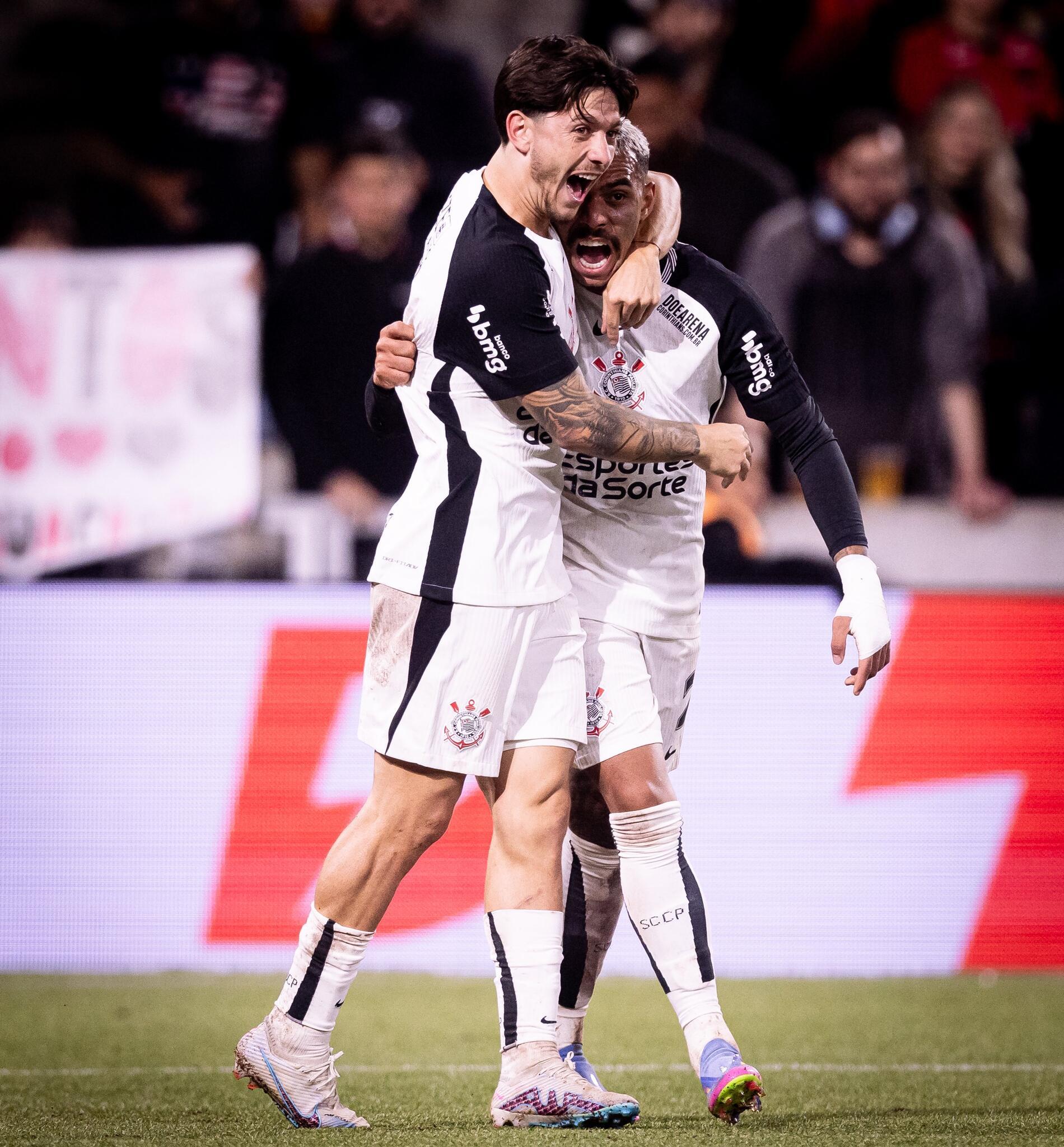 Foto de jogadores do Corinthians comemoram gol durante partida