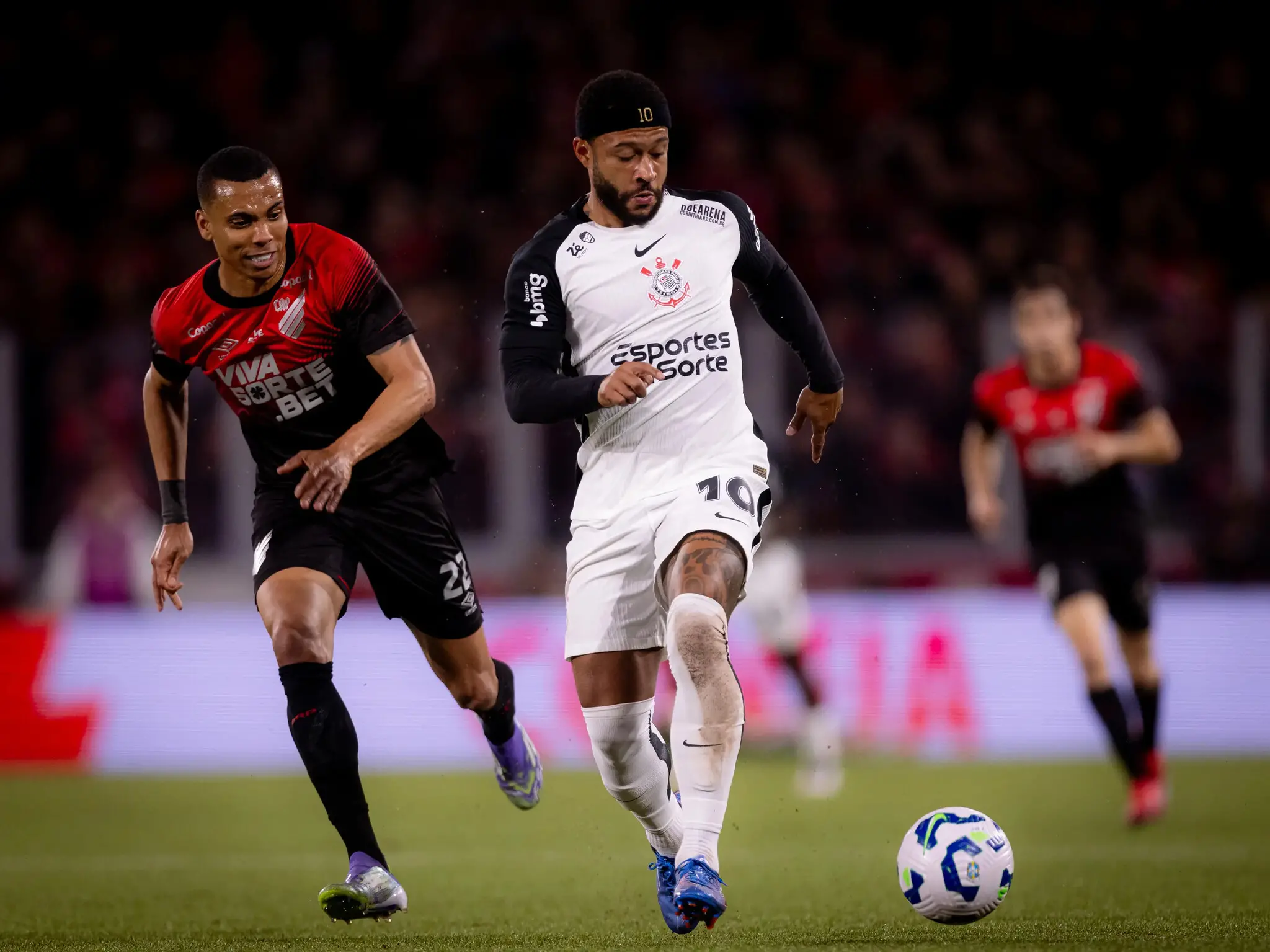 Foto de Memphis Depay durante Athletico-PR x Corinthians na Copa do Brasil