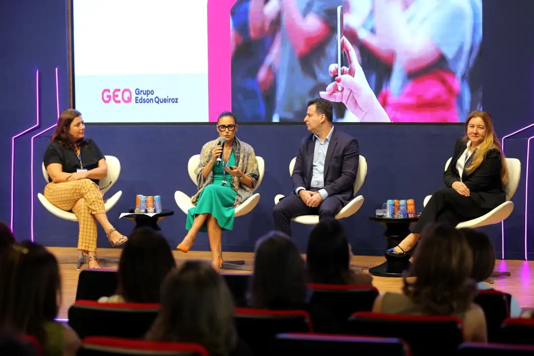 Foto com Roberta Laurindo, presidente do LIDE Mulher Pernambuco, Manoela Queiroz, vice-presidente da Fundação Edson Queiroz, Aleksandro Oliveira, CFO do GEQ, e Otameiry Furtado, diretora-executiva de Recursos Humanos do GEQ