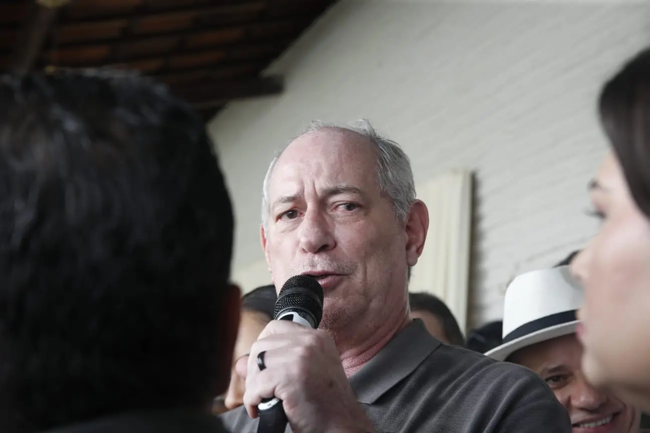 Foto do ex-governador Ciro Gomes, réu em processo por violência política de gênero, segurando um microfone