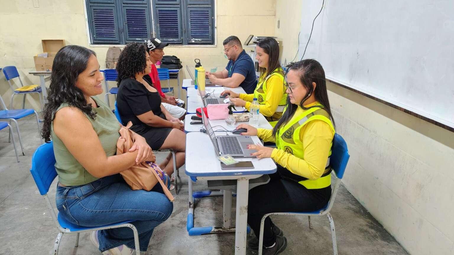 Servidores do Detran fazem atendimento numa sala para matéria sobre CNH Popular em algumas cidades do Ceará