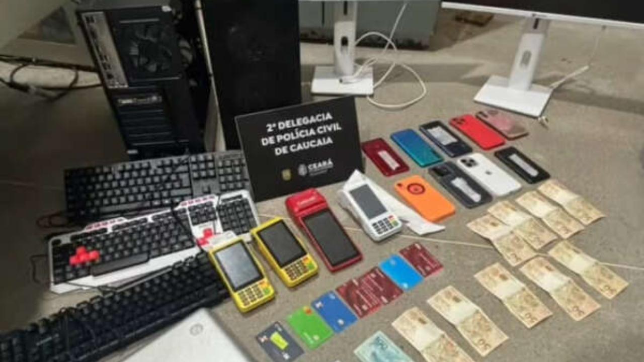Maquinetas, dinheiro e cartões apreendidos pelos policiais civis em residência no município de Caucaia