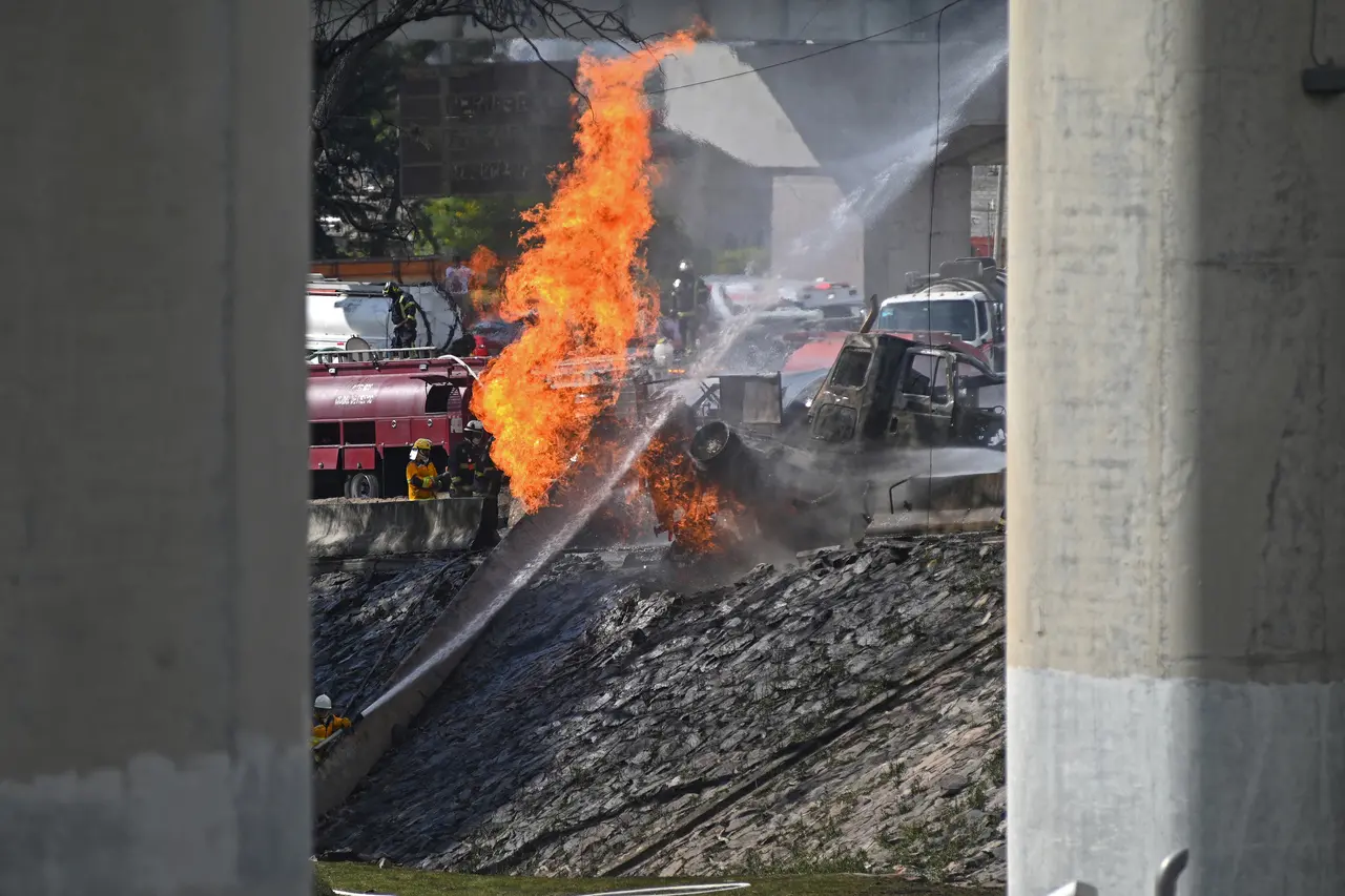 Imagem da notícia: Quatro morrem e dezenas ficam feridos em explosão de caminhão de gás no México