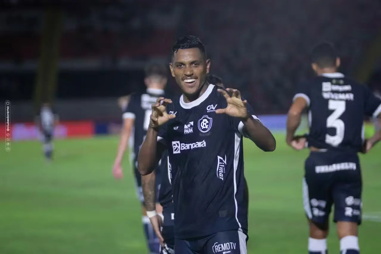 Pedro Rocha comemora gol pelo Remo