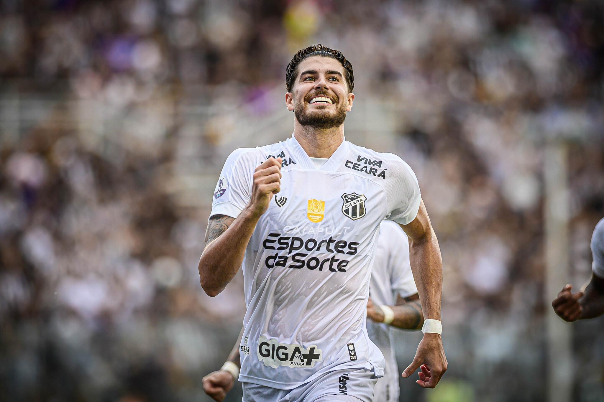 Foto de Pedro Raul comemorando gol com a camisa do Ceará