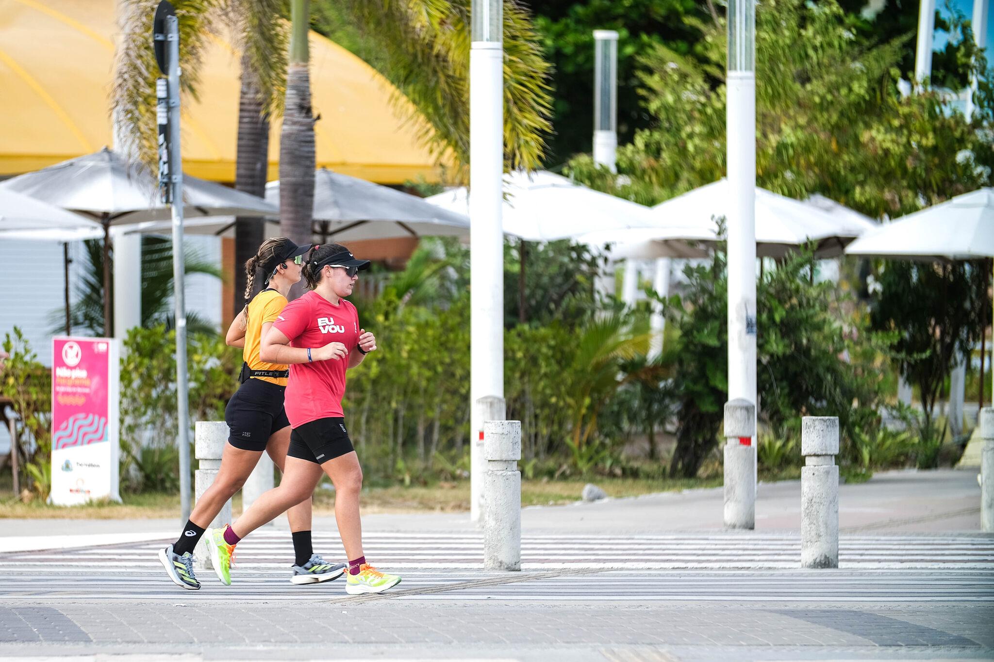 Duas mulheres correndo na avenida Beira Mar
