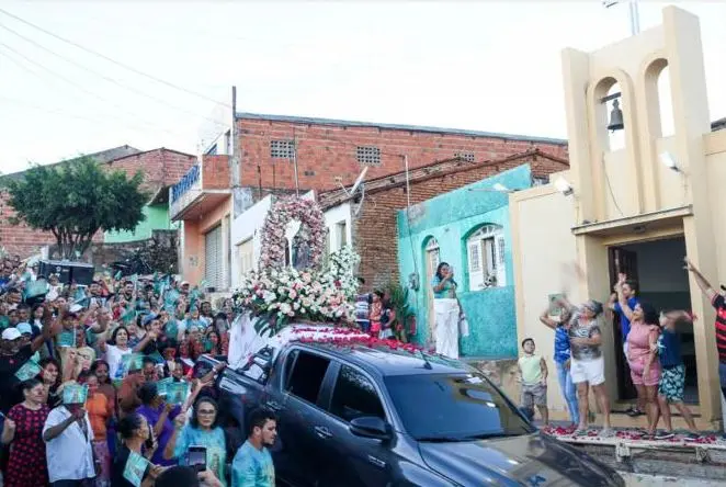 Várias pessoas seguindo um carro, com a imagem de Nossa Senhora das Dores em procissão em Juazeiro do Norte