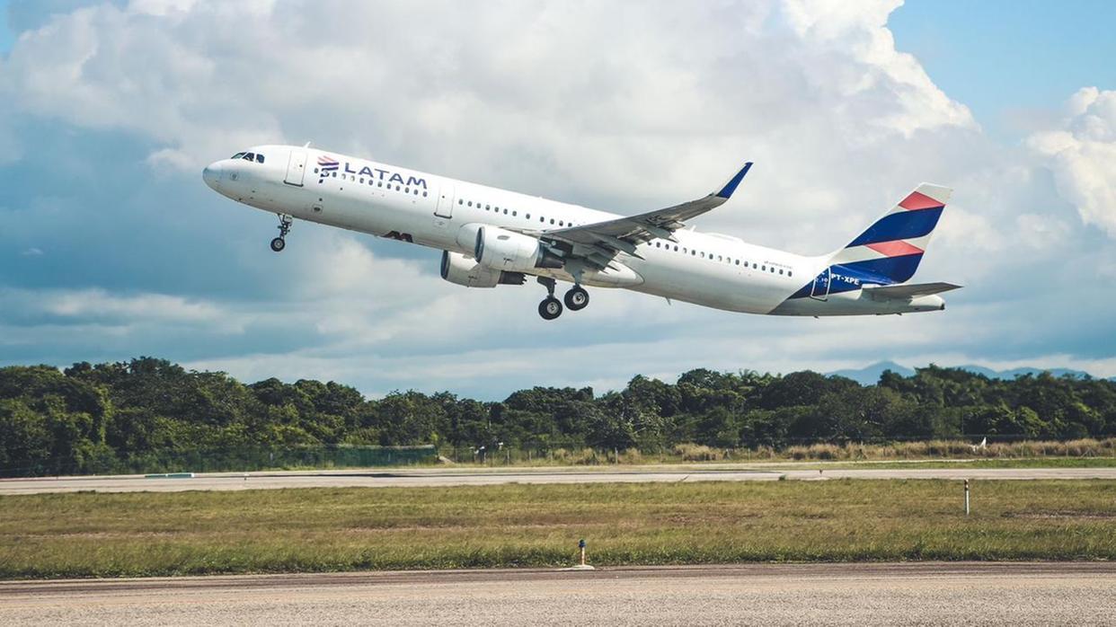 Avião da Latam decolando