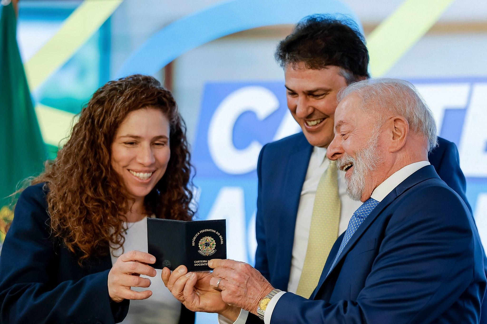 Lula mostra a Carteira Nacional dos Docentes para Camilo e Esther