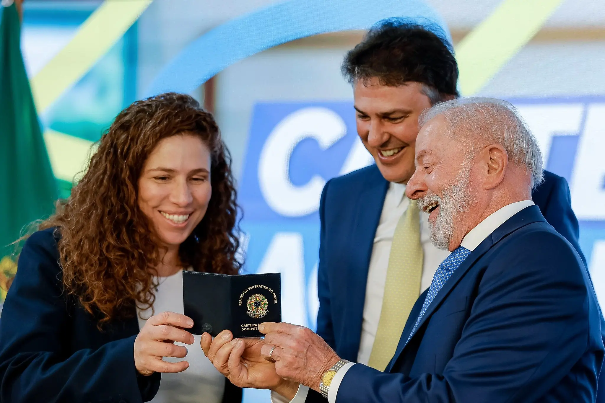 Lula mostra a Carteira Nacional dos Docentes para Camilo e Esther