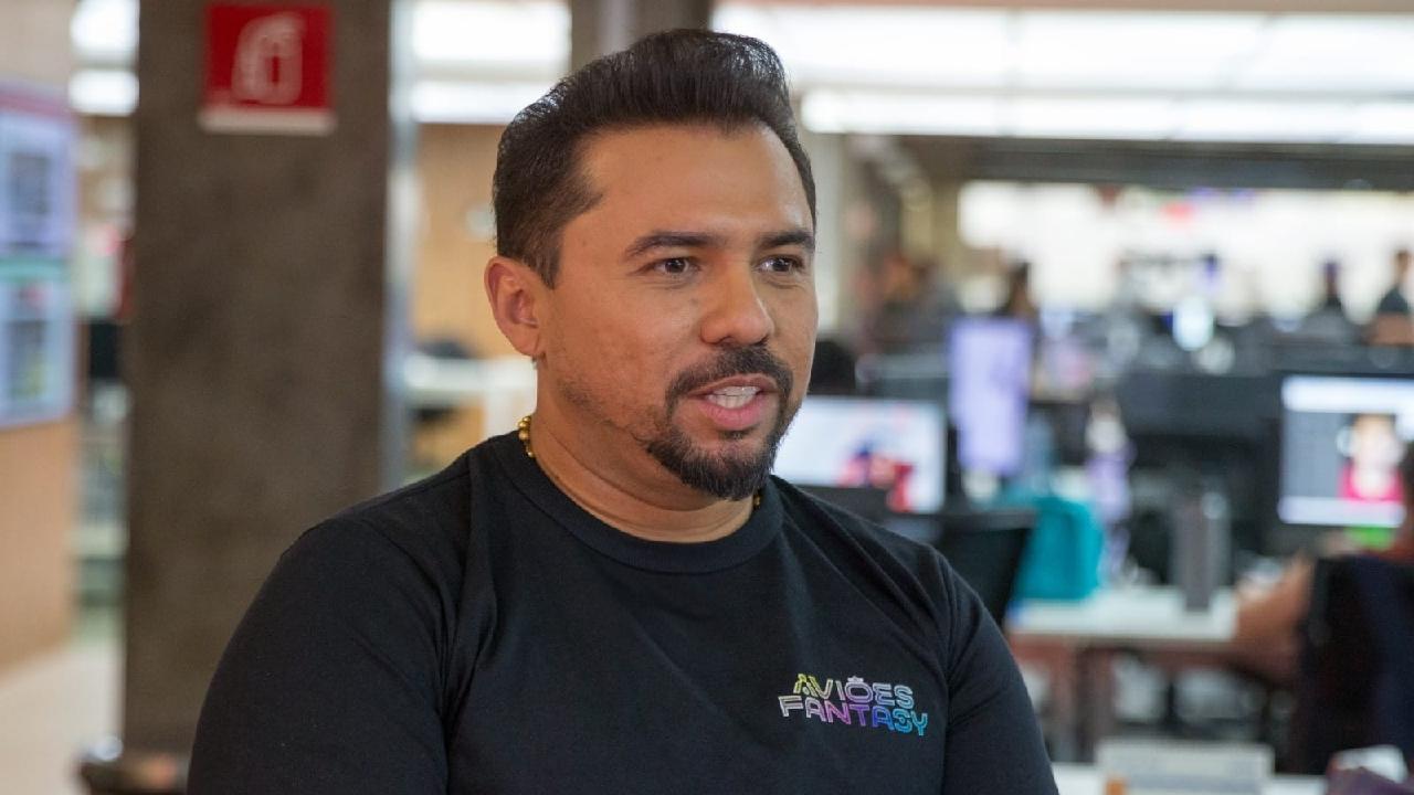 Xand Avião na redação do Sistema Verdes Mares