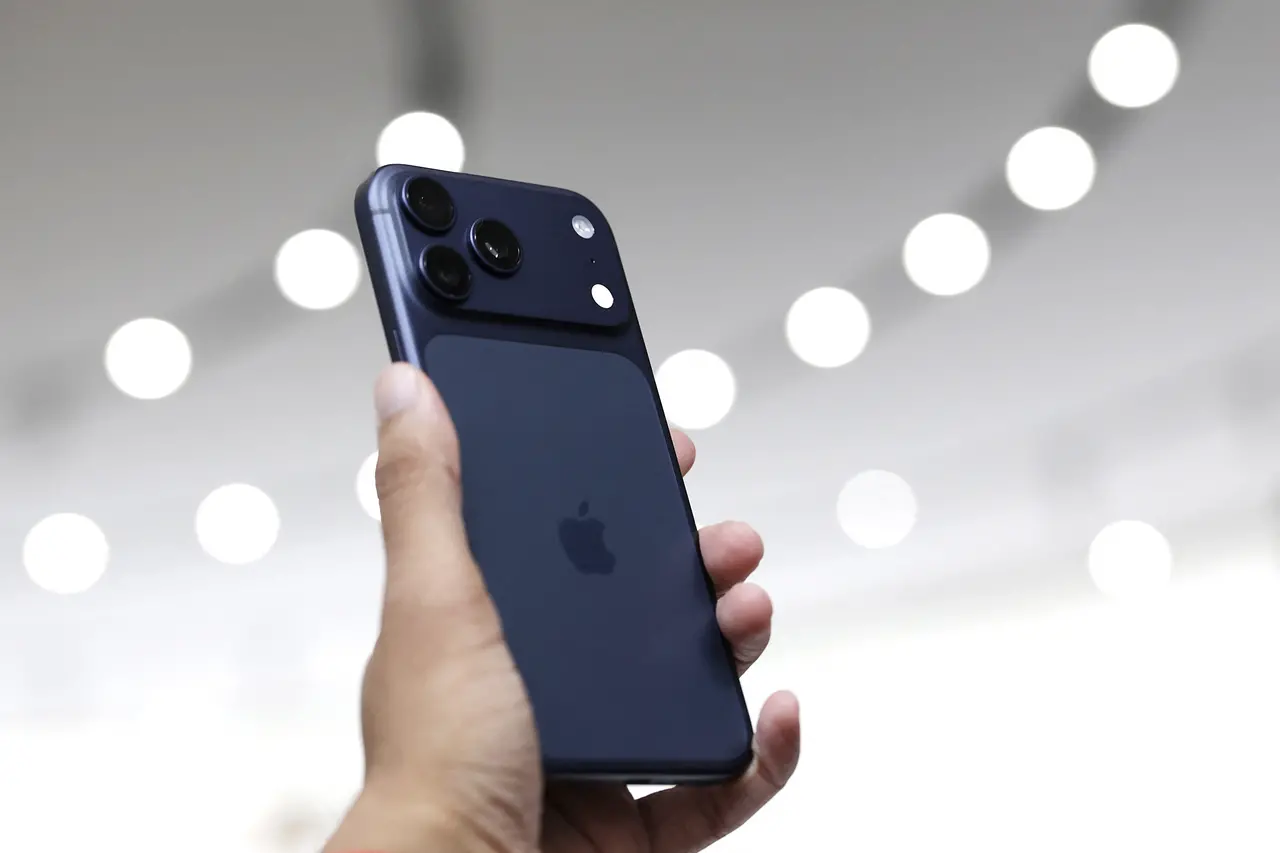 Mão segurando novo iPhone 17 Pro Max na cor azul-intensa ilustra preço do iPhone 17 Pro Max no Brasil