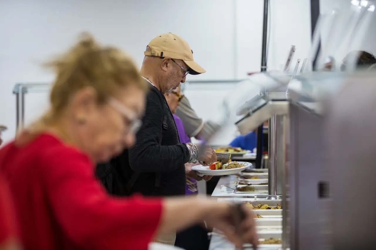 Pessoas se servem em buffet de alimentação
