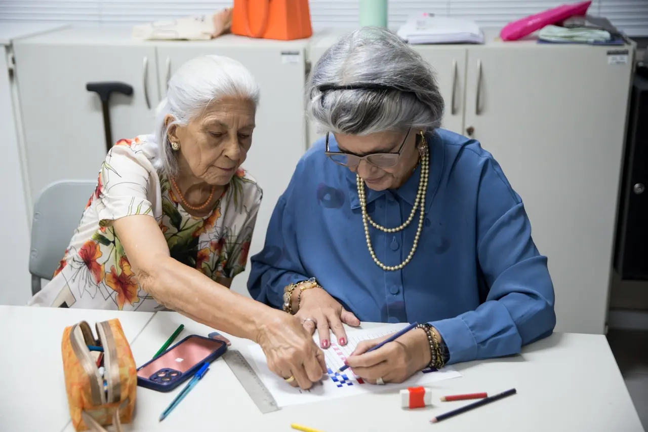 mulheres idosas fazendo exercícios para estímulo das atividades cerebrais