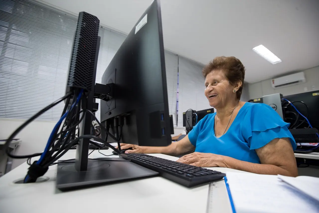 mulher idosa usando o computador