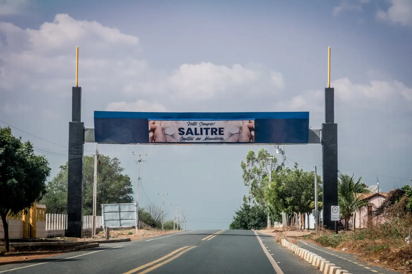 Foto que contém letreiro de Salitre com os dizeres 