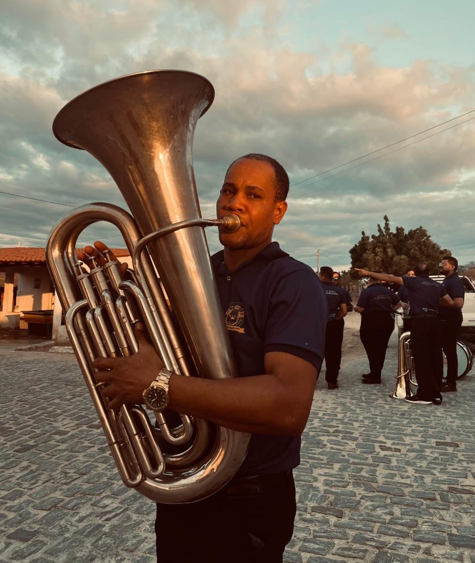 Pedro Júnior é músico profissional e participa de projeto da OSUFC pela primeira vez