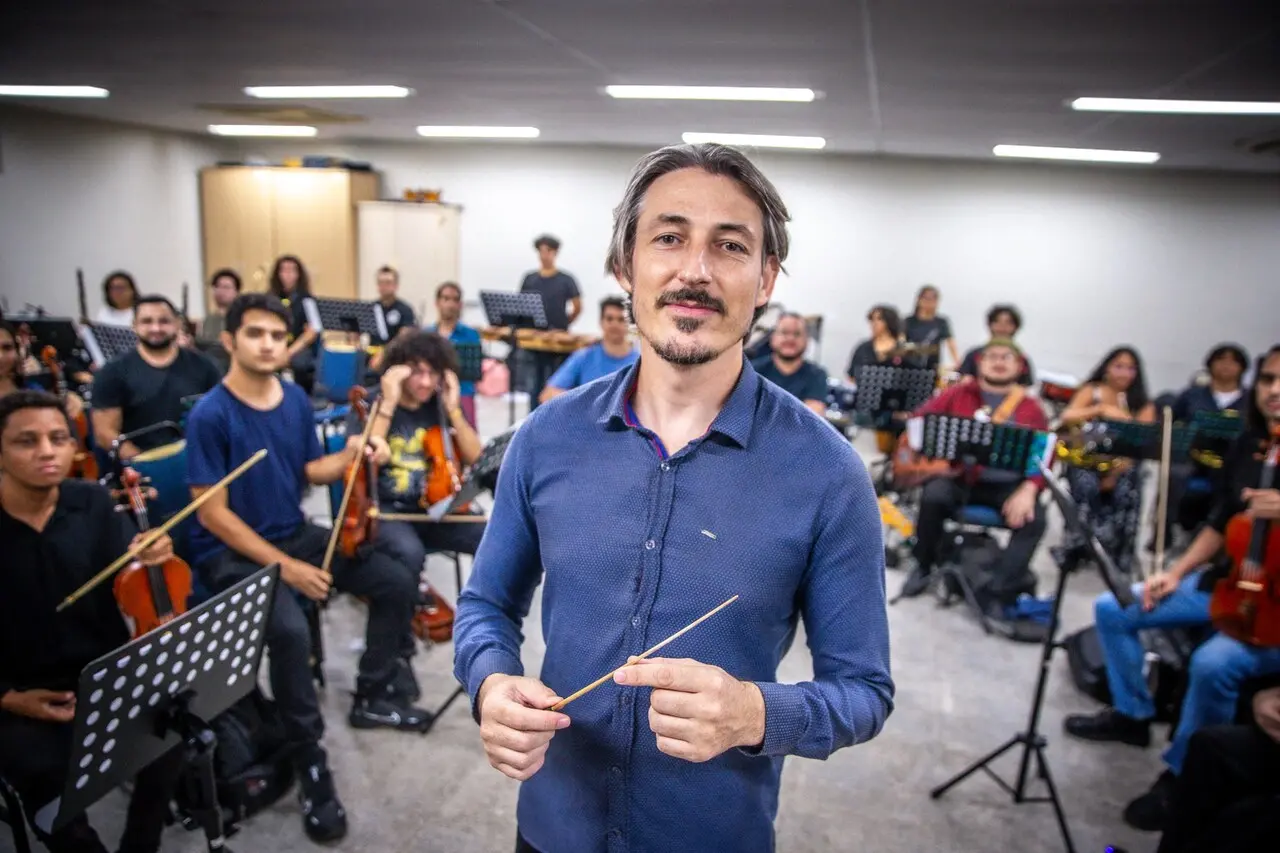 Leandro Serafim é maestro regente da OSUFC e coordenador do curso de Música da UFC