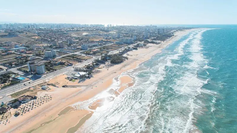 Imagem aérea da Praia do Futuro, em Fortaleza, considerada uma das regiões com mais cabos submarinos do mundo.